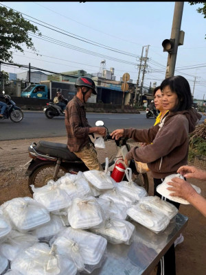CHI HỘI PHỤ NỮ ẤP HƯNG BÌNH XÃ HƯNG THỊNH TỔ CHỨC PHÁT BÚN, CƠM CHO NGƯỜI DÂN CÓ HOÀN CẢNH KHÓ KHĂN NHÂN ĐẠI LỄ PHẬT ĐẢN 2026