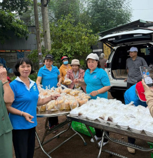 CHI HỘI PHỤ NỮ ẤP HƯNG BÌNH TỔ CHỨC PHÁT BÁNH MÌ, CƠM CHO NGƯỜI DÂN CÓ HOÀN CẢNH KHÓ KHĂN NHÂN DỊP ĐẠI LỄ PHẬT ĐẢN NĂM 2026