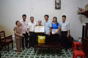 Lãnh đạo xã Hưng Thịnh thăm, chúc thọ và tặng quà cho các cụ tròn 90 tuổi trên địa bàn ấp Lộc Hòa.