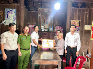 Đoàn lãnh đạo xã Hưng Thịnh thăm, chúc thọ các tròn 90 tuổi nhân kỷ niệm 85 năm ngày Người cao tuổi Việt Nam