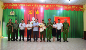 CÔNG AN XÃ HƯNG THỊNH TRAO TẶNG KỶ NIỆM CHƯƠNG “BẢO VỆ AN NINH TỔ QUỐC”
