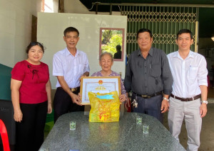 Đoàn lãnh đạo xã Hưng Thịnh thăm, chúc thọ các cụ tròn 90 tuổi nhân kỷ niệm 85 năm ngày Người cao tuổi Việt Nam