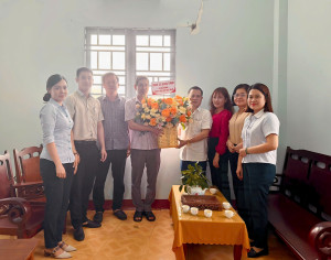 Lãnh đạo UBND xã Hưng Thịnh thăm, chúc mừng bộ phận truyền thông Trung tâm Dịch vụ Tổng hợp xã nhân Ngày Báo chí Cách mạng Việt Nam
