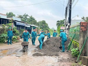 BAN CHỈ HUY QUÂN SỰ XÃ HƯNG THỊNH RA QUÂN KHẮC PHỤC TUYẾN ĐƯỜNG XUỐNG CẤP