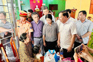Phó Bí thư Thành ủy, Chủ tịch UBND thành phố Đồng Nai Nguyễn Văn Út đến hiện trường kiểm tra, chỉ đạo giải quyết hậu quả vụ tai nạn giao thông đặc biệt nghiêm trọng trên quốc lộ 1A