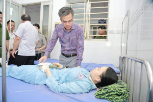 Bí thư Đảng ủy, Chủ tịch HĐND xã và  Chủ tịch UBND xã Hưng Thịnh đã thăm hỏi, động viên các nạn nhân và gia đình trong vụ cháy xe khách trên quốc lộ 1A đoạn qua xã Hưng Thịnh