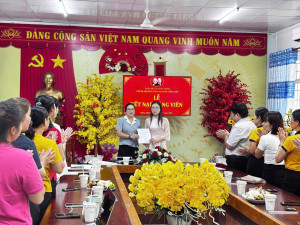 Chi bộ trường THCS Nguyễn Công Trứ, xã Hưng Thịnh tổ chức Lễ kết nạp Đảng viên
