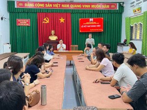 Chi bộ trường THCS Huỳnh Thúc Kháng, xã Hưng Thịnh tổ chức Lễ kết nạp Đảng viên