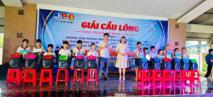 HƯNG THỊNH: TỔ CHỨC GIẢI CẦU LÔNG SONG THẠCH MỞ RỘNG LẦN THỨ II VÀ TRAO HỌC BỔNG “TIẾP SỨC ĐẾN TRƯỜNG”