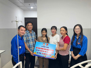 Ủy ban MTTQ Việt Nam xã Hưng Thịnh thăm hỏi, động viên và trao hỗ trợ kinh phí phẫu thuật cho em Nguyễn Thị Thanh Phúc