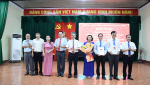 Xã Hưng Thịnh công bố và trao các quyết định về sáp nhập đơn...