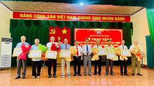 Xã Hưng Thịnh trao tặng Huy hiệu Đảng cho đảng viên