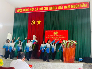 Văn nghệ chào mừng ngày hội