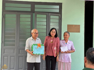 ĐỒNG CHÍ NGUYỄN THỊ HOÀNG, PHÓ CHỦ TỊCH UBND THÀNH PHỐ ĐỒNG NAI THĂM VÀ DỰ LỄ BÀN GIAO NHÀ CHO GIA ĐÌNH NGƯỜI CÓ CÔNG TẠI ẤP 5, XÃ LA NGÀ