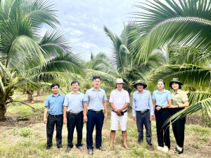 Bí thư Đảng ủy xã Lộc Thạnh thăm, khảo sát các mô hình sản xuất nông nghiệp hiệu quả