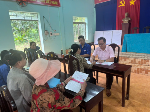 Tiếp tục triển khai đối chiếu, phân loại nợ khách hàng năm 2025 khách hàng tại điểm giao dịch Lộc Hòa, xã Lộc Thạnh.
