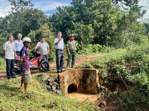 Lãnh đạo xã Lộc Thạnh kiểm tra các điểm bị ảnh hưởng sau mưa lớn