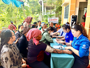 Đoàn Thanh niên Sở Y tế tỉnh Đồng Nai khám bệnh, cấp thuốc miễn phí tại Lộc Thạnh