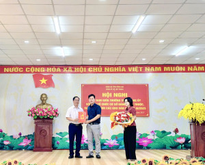 Đảng ủy xã Lộc Thạnh trao quyết định bổ nhiệm Trưởng Ban Xây dựng Đảng
