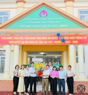 MTTQ Việt Nam và các tổ chức chính trị - xã hội nhận ủy thác xã Lộc Thạnh thăm, chúc mừng Ngân hàng Chính sách xã hội Lộc Ninh nhân kỷ niệm 23 năm thành lập