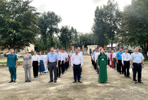 Lộc Thạnh tổ chức sinh hoạt dưới cờ gắn với phổ biến Ngày Pháp luật Việt Nam 9-11