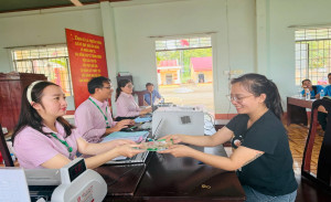 GIẢI NGÂN VỐN ỦY THÁC CHO HỌC SINH, SINH VIÊN NĂM HỌC 2025 - 2026 TẠI ĐIỂM GIAO DỊCH LỘC THẠNH