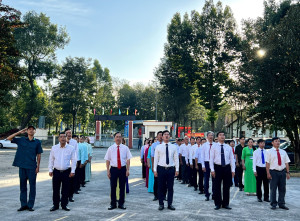 Lộc Thạnh tổ chức sinh hoạt dưới cờ đầu tháng 12