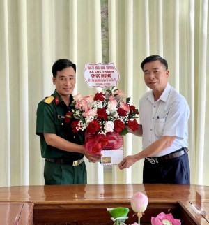 Lãnh đạo xã Lộc Thạnh thăm, chúc mừng Tiểu đoàn 208