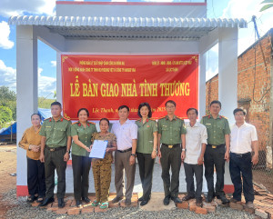 Trao nhà tình thương, tuyên truyền pháp luật tại xã Lộc Thạnh