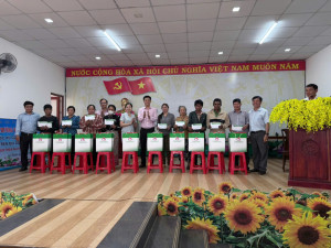 Công đoàn cơ sở NHCSXH tỉnh Đồng Nai trao quà Tết Bính Ngọ năm 2026 cho hộ nghèo, hộ cận nghèo, hộ khó khăn tại xã Lộc Thạnh