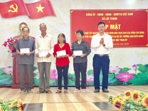 Lộc Thạnh họp mặt, trao quà Tết cho đảng viên cao tuổi Đảng