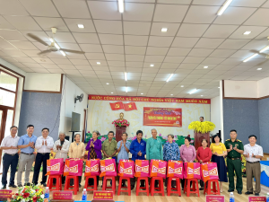 300 phần quà từ chương trình “Xuân yêu thương, Tết nghĩa tình”