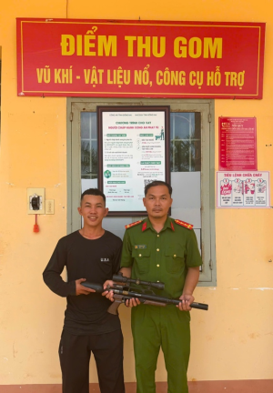 Công an xã Lộc Thạnh tiếp nhận vũ khí, công cụ hỗ trợ do người dân tự nguyện giao nộp