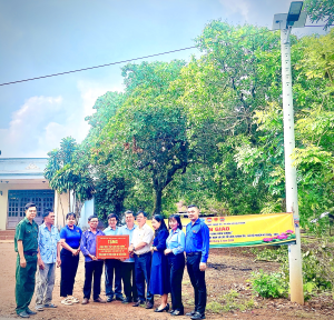 Lộc Thạnh bàn giao công trình “Thắp sáng biên cương”