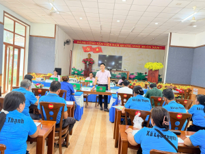 GIÁM ĐỐC PHÒNG GIAO DỊCH NHCSXH LỘC NINH HỌP GIAO BAN, THÁO GỠ VƯỚNG MẮC SAU SÁP NHẬP ẤP
