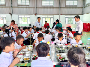 Ngày đầu tiên bữa cơm bán trú nơi vùng biên Lộc Thạnh