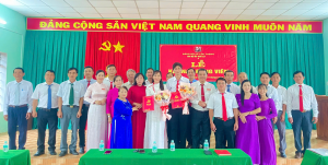 Chi bộ ấp Hoa Lư tổ chức Lễ kết nạp 2 đảng viên mới