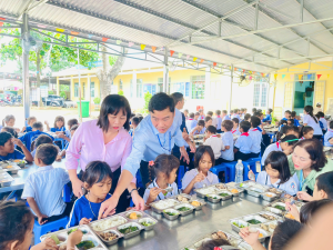 Niềm vui từ những khay cơm bán trú tại Trường TH và THCS Lộc...