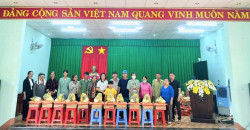 Ủy ban MTTQ Việt Nam xã Lộc Hưng trao 50 phần quà cho hộ khó khăn