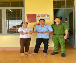 Một người dân nhặt được ví tiền 9,56 triệu đồng, giao Công an xã Lộc Hưng trả người đánh rơi