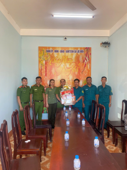 Công an xã thăm, chúc mừng Ban CHQS xã Lộc Hưng