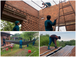 Ban Chỉ huy Quân sự xã Lộc Hưng giúp một hộ dân khắc phục nhà bị tốc mái