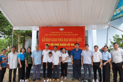 Trao tặng 2 căn nhà đại đoàn kết cho hộ có hoàn cảnh khó khăn