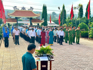 Các đại biểu giành một phút mặc niệm