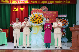 Lãnh đạo xã tặng hoa chúc mừng Đại hội