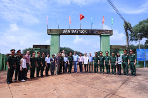 Lãnh đạo xã Lộc Ninh tiếp Đoàn Ban Chỉ đạo 515 và Văn phòng Tuỳ viên Quốc phòng Hoa Kỳ