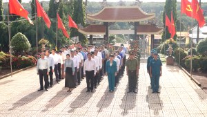 Lãnh đạo xã viếng Nghĩa trang Liệt sĩ nhân kỷ niệm 80 năm Cách mạng tháng Tám và Quốc khánh 2-9