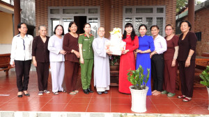 Lộc Ninh: Tổ chức Thăm, tặng quà chức sắc, chức việc đạo Phật nhân dịp Lễ Vu lan báo hiếu Phật lịch 2569 - Dương lịch 2025