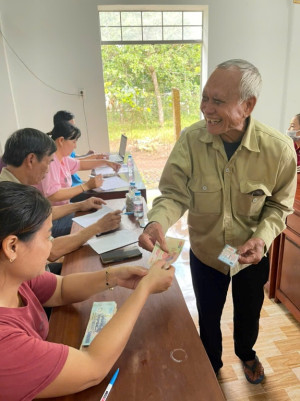 Xã Lộc Ninh triển khai cấp phát quà người dân nhân dịp kỷ niệm 80 năm Cách mạng Tháng Tám và Quốc khánh 2/9