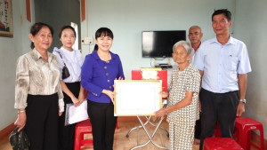 Lãnh đạo xã Lộc Ninh thăm, tặng quà người cao tuổi